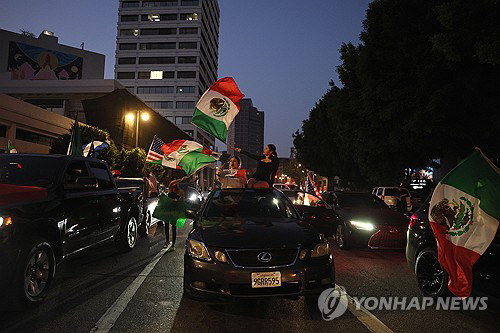 지난 9일 밤 LA에서 벌어진 불법이민단속 반대 시위. EPA 연합뉴스